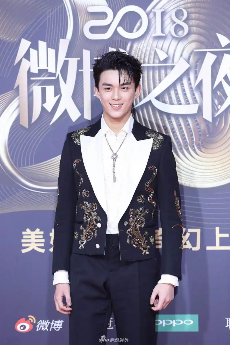 组图:2018微博之夜红毯 吴磊刺绣西装亮相活力十足