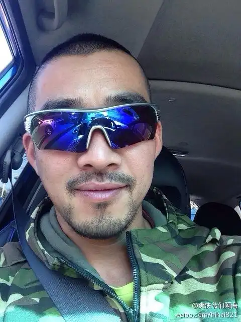 爽快爷们阿海:据说hnb的迷彩必须配上至少这样帅的一副墨镜,然后,就