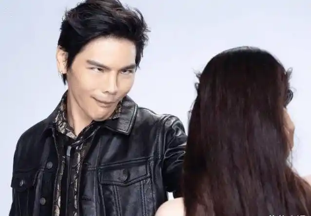 郭美女和向佐他们俩人在娱乐圈当中的地位还是很高的,因为他们两个算