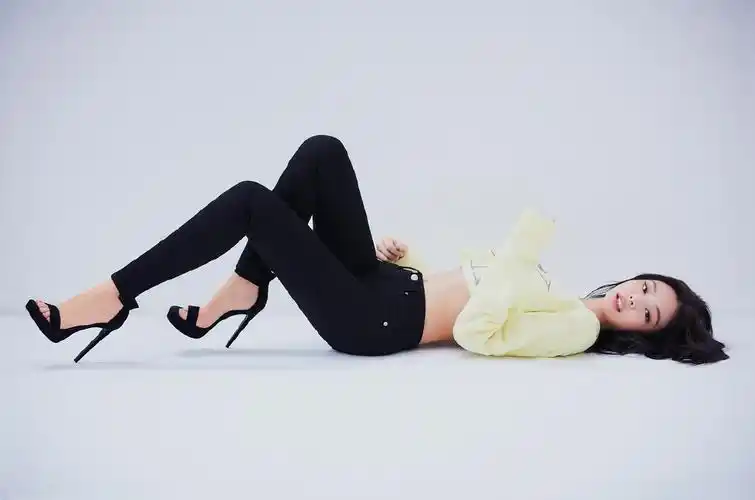 分享一组金智妮(jennie)图片给大家,图中的明星图片壁纸会点缀你的