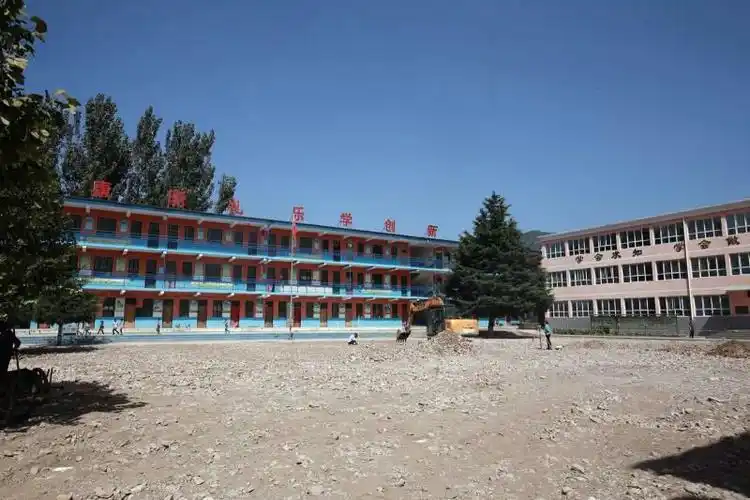 邢台市公益服务协会第一组六人赴邢台县将军墓中学,浆水中学,冀家村