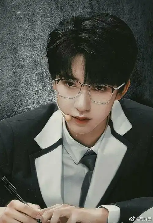 贺峻霖#94#贺峻霖 画报颜值#《贺儿半永久眼镜杀(二)》不会评论的