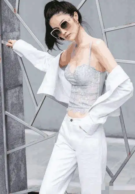 奚梦瑶内衣外穿超可爱再看看女神何穗网友气质就是不一样