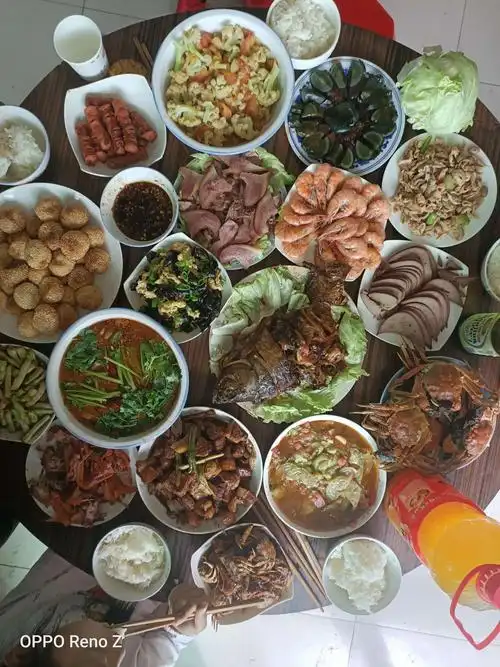 今天妈妈做了一桌丰盛的饭菜,都是我和妹妹喜欢吃的.