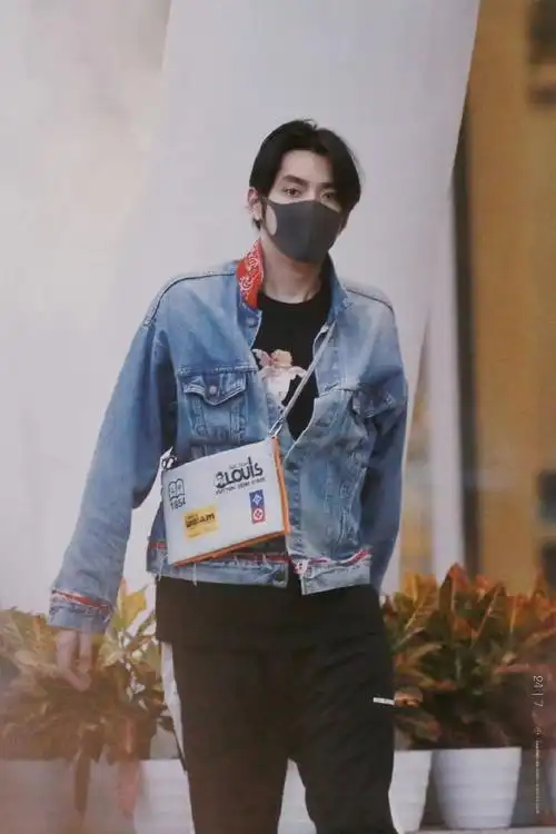 重庆演唱会后出发,凡哥依旧是人群中最夺目的存在,吴亦凡穿牛仔外套