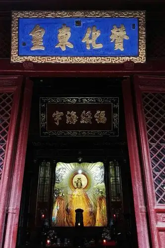 到碧霞祠元君庙给泰山老母烧柱香,祈求保佑