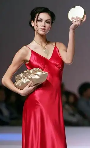 1996年入行的rosemary有着180公分的骄人身高,这位多国混血模特凭借