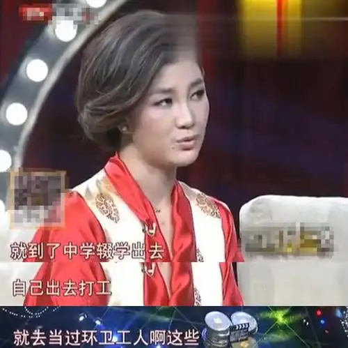 降央卓玛穿袍子很朴素,身后豪宅抢眼!怀三胎时挺9月孕肚唱高音