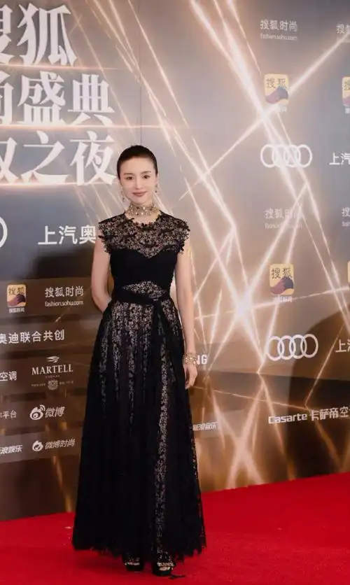 董洁董洁黑色蕾丝礼服亮相气质儒雅动人