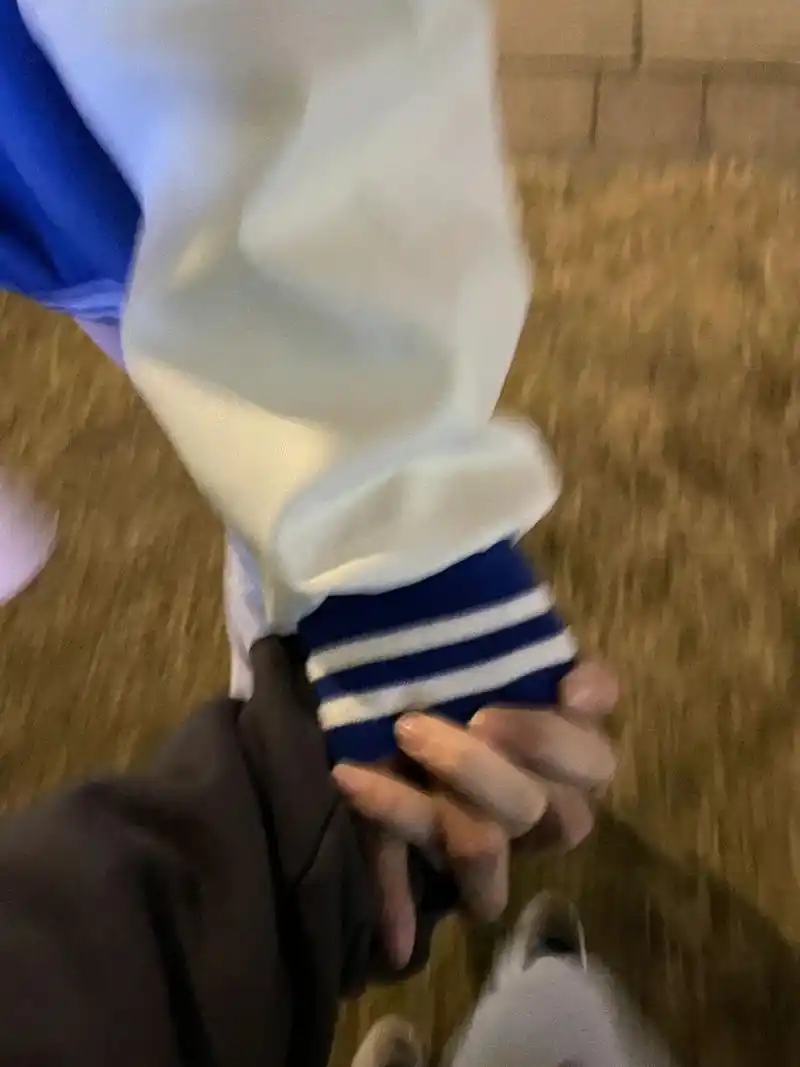 情侣奇怪牵手照第四弹 和男朋友这样拍牵手照也太有氛围感了吧 不露脸