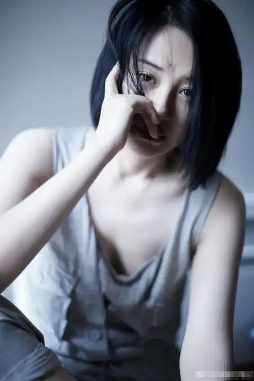 许晴穿吊带微露香沟 许晴性感图片一览