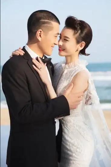 杨子黄圣依秀甜蜜 结婚十周年婚纱照引热议