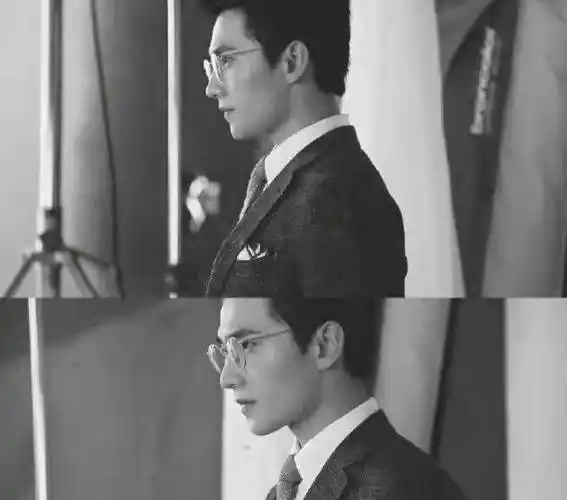 杨洋八月份的最后一条微博,晒出黑框素颜自拍,皮肤状态超好,不愧是杨