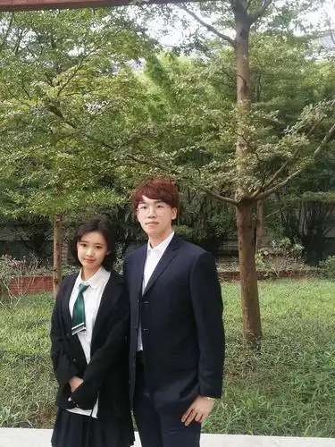 我家有女初长成,兄妹二人合照