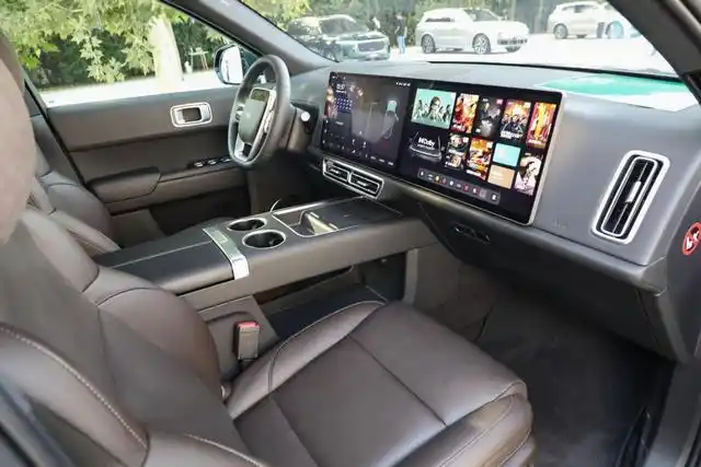 详解理想l8:新车陆续交付,内饰辨识度高