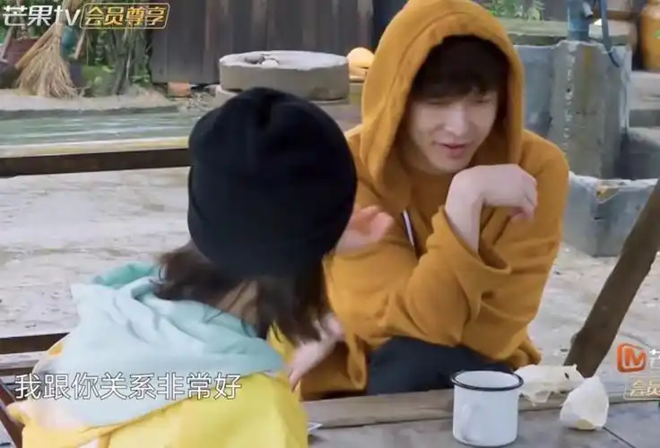 未播花絮张艺兴给杨紫拿爱吃的零食杨紫那句我也很喜欢你让他乐开花