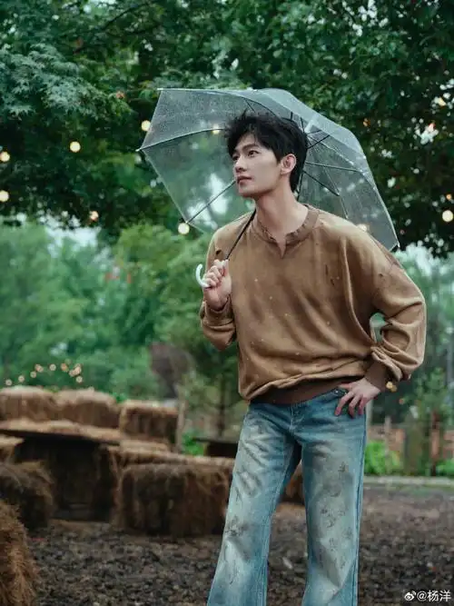 还以为杨洋衣服脏了#杨洋今日晒新写真,哈哈哈哈不知道还真以为杨洋