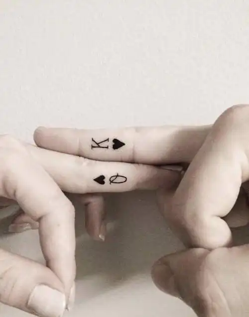 他们在身上纹了一张婚纱照!