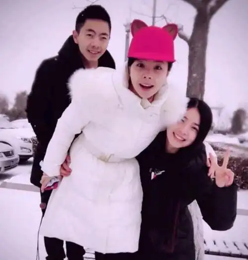 王二妮去北京追求歌唱梦想,李飞就给她提供了稳定的后方.