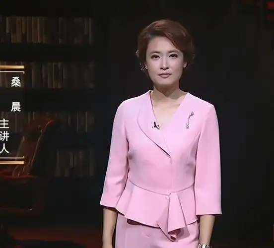 央视主持人桑晨:21岁进央视,工作30年零绯闻,丈夫身份至今成谜