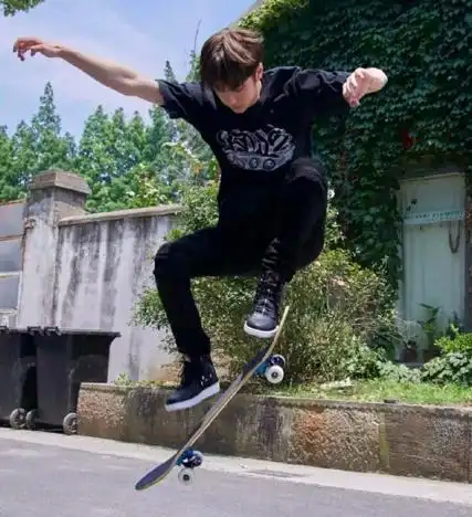 王一博晒滑板报平安,脚伤恢复燃爆舞台回来了