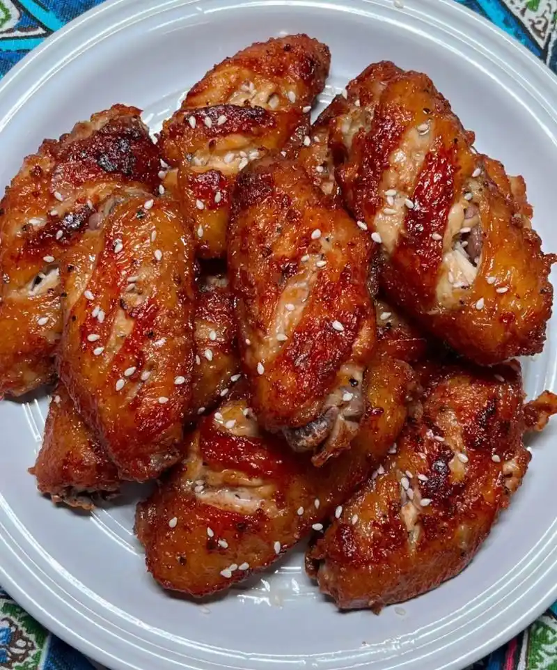 炸鸡翅制作方法 材料:  鸡翅中500克,盐适量,黑胡椒粉适量,鸡精适量