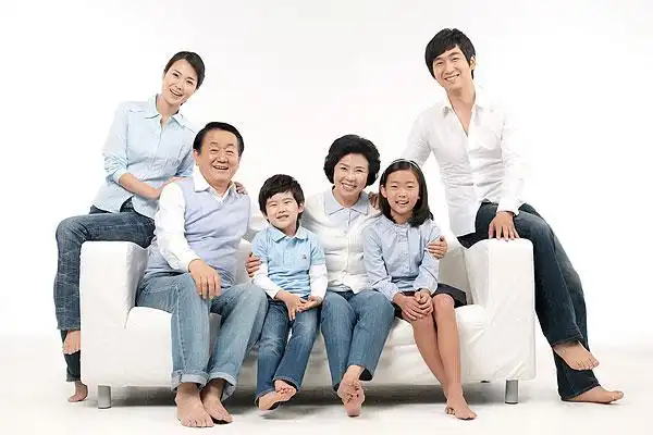 全景图片网:三代同堂