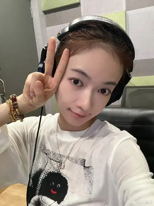 吴谨言素颜上班自拍#美女!吴谨言素颜状态也太好了吧松弛感满满!