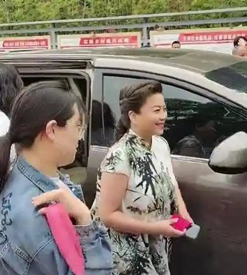 张也回农村被拍!