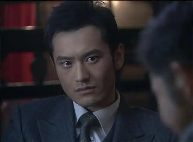 灯红酒绿的上海,有着一个著名黑帮——青帮,而这个黑帮的老大杜月笙