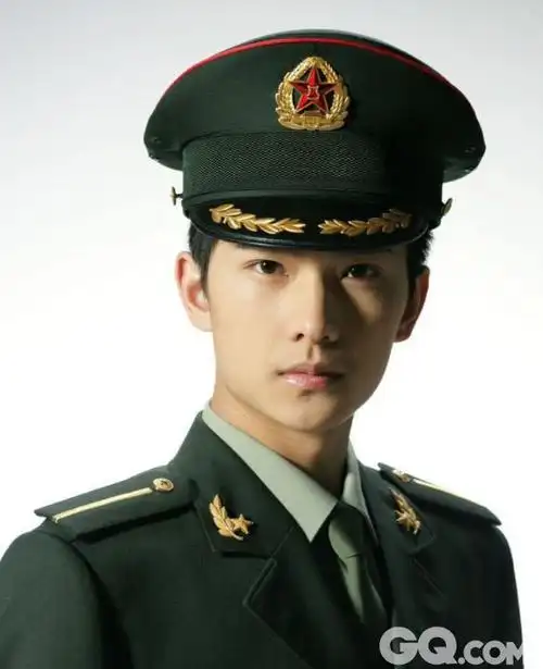 这是杨洋在中国人民解放军艺术学院时的照片.你见过这么有型的军人吗?