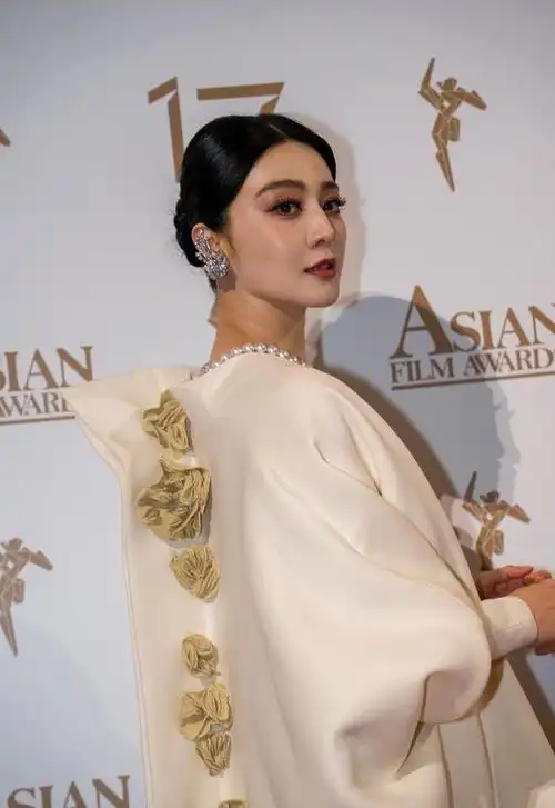 范冰冰亮相第17届亚洲电影大奖红毯,白色礼服造型高雅大气|戛纳红毯