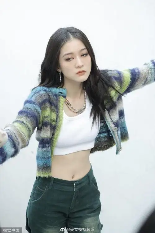 张雪迎上海时装周外拍 烟熏妆造型穿露腰装秀好身材