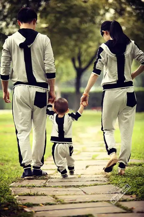 儿子一岁,一家三口幸福照