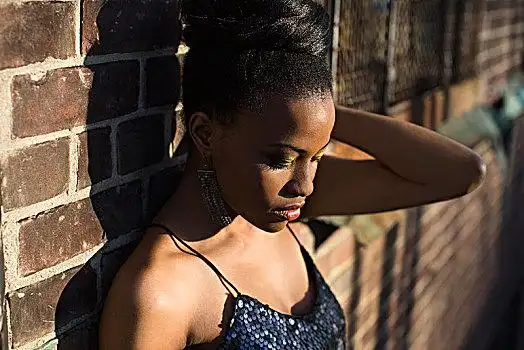 迷人,头像,年轻,女人,倚靠,砖墙,多伦多,安大略省,加拿大