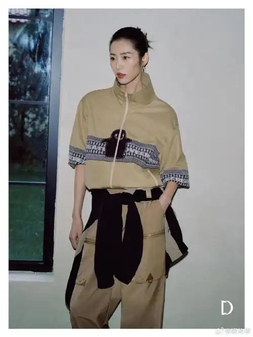 刘雯实力演绎dazzle launch2024秋季系列工装,这酷帅 时尚的穿搭,你