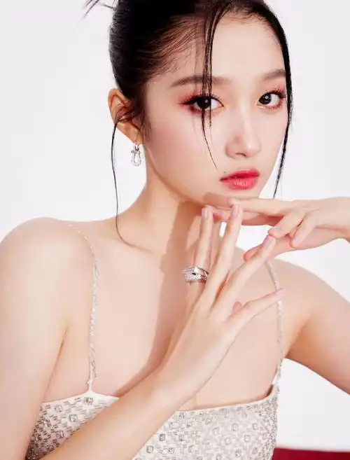 关晓彤25岁生日写真