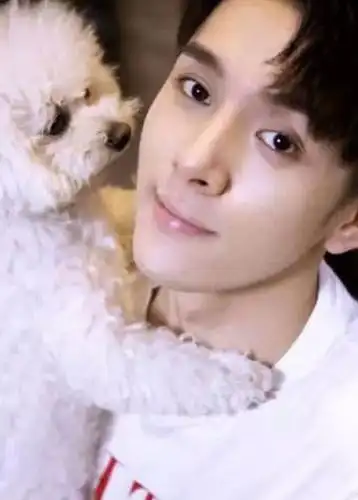 "口红一哥"李佳琦旧照曝光,颜值相当气质迷人,仔细一看还挺萌