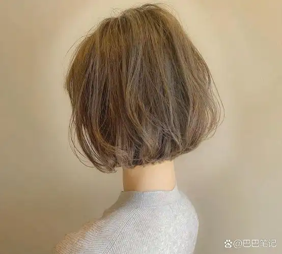短发女孩/女士短发 这种沙宣发型 一定要做浅一点的发色 修剪的纹理感