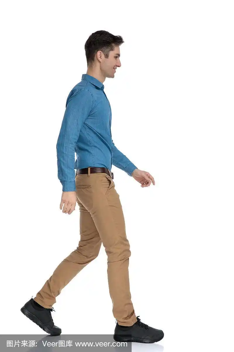 侧面的smart casual男人微笑和行走