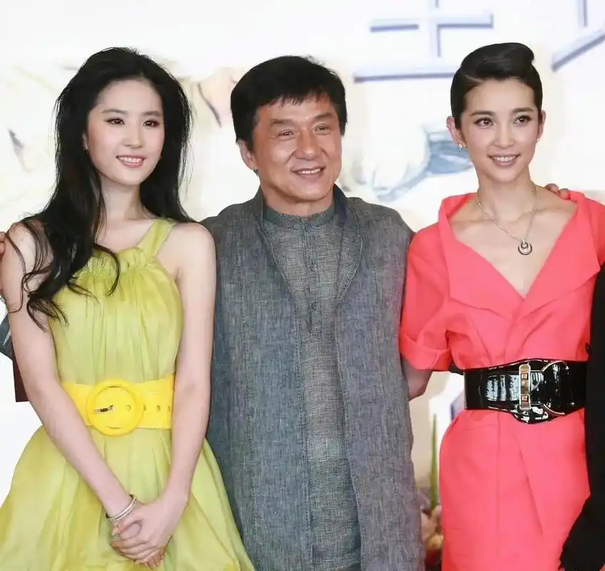 成龙大哥与刘亦菲,李冰冰早年的合影中,他笑得很开心,搂着两位美女的