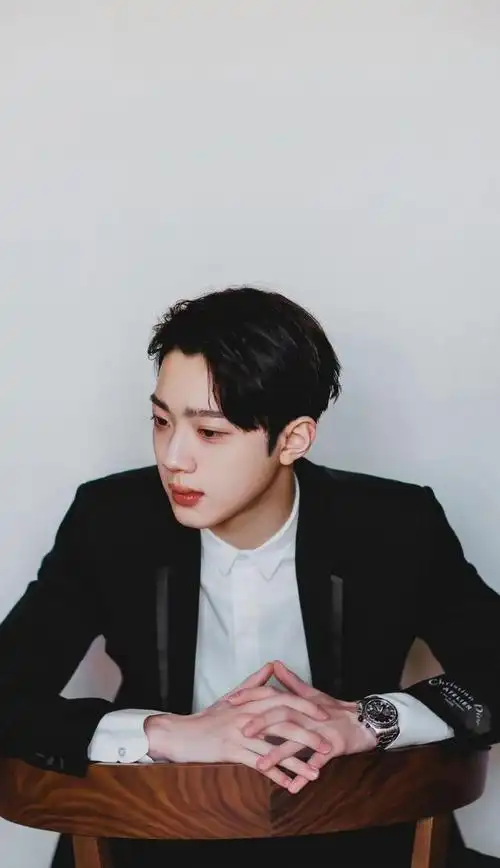 赖冠霖时尚穿搭帅气十足迷妹们觉得他颜值如何可评论关注转发分享