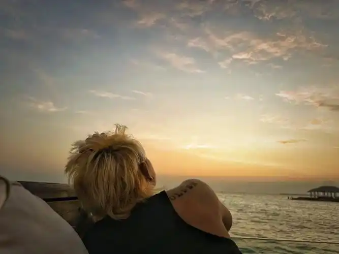 黄子韬海边随拍照片