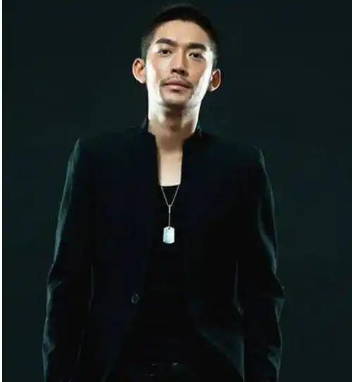 51岁江珊近照,36岁丈夫比靳东还要帅,18岁女儿很满意_生活_为人_红火