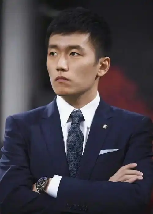 苏宁太子张康阳亮相时装周身穿1万5千多的夹克造型很抢眼