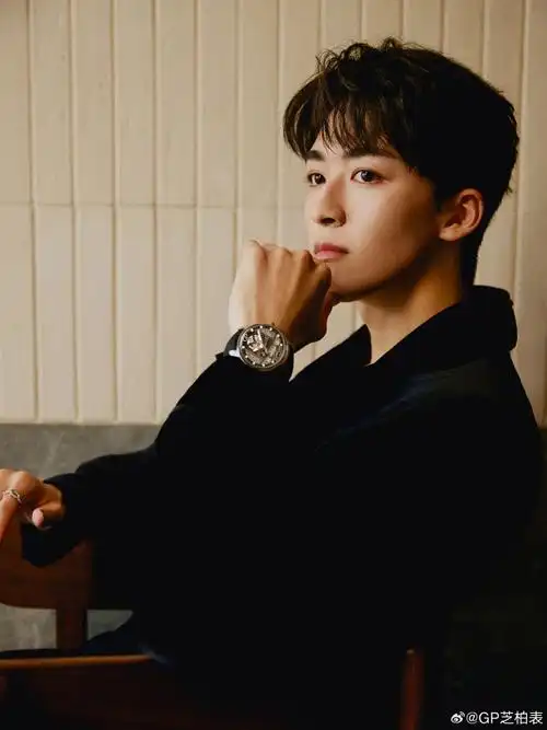 演员,歌手@何洛洛_ning佩戴gp芝柏表 free bridge陨石腕表.