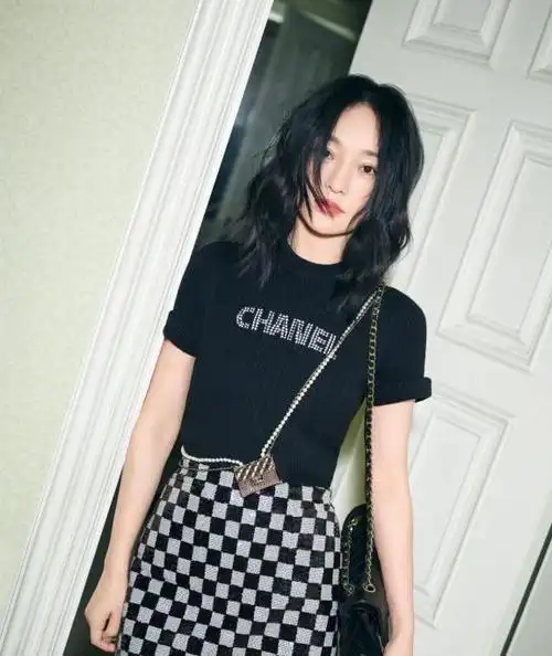 46岁的周迅身材和气质绝了黑色外套搭配半身裙减龄洋气超好看