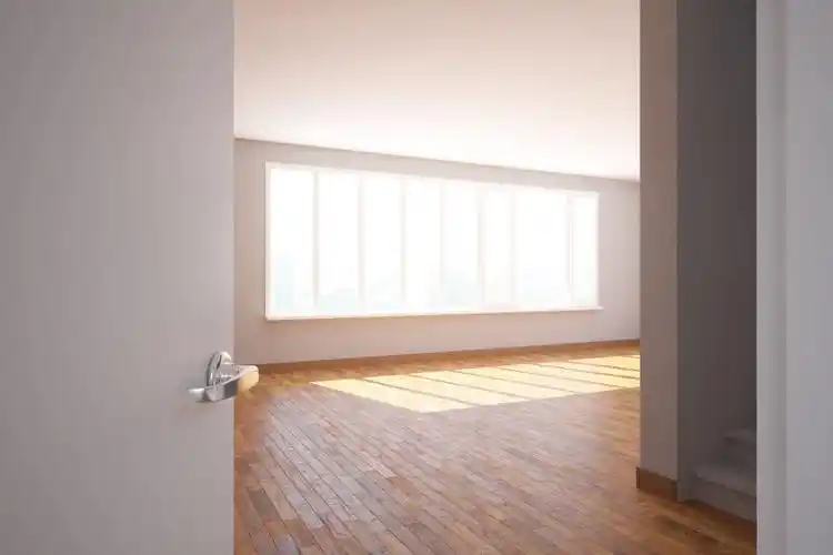 阳光照在房间的木地板上