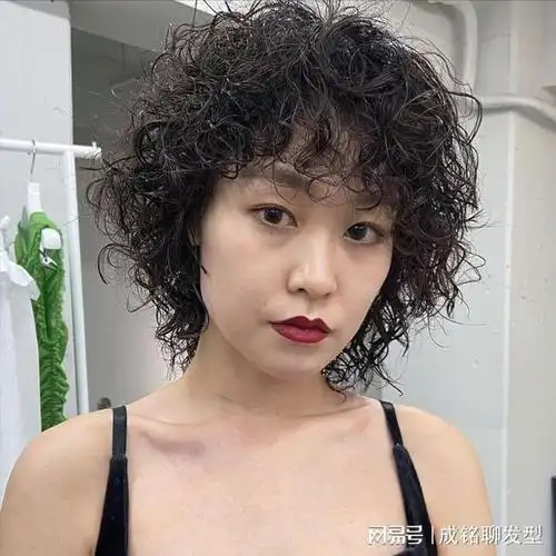 40女神必试短发烫发新潮流轻松减龄十岁
