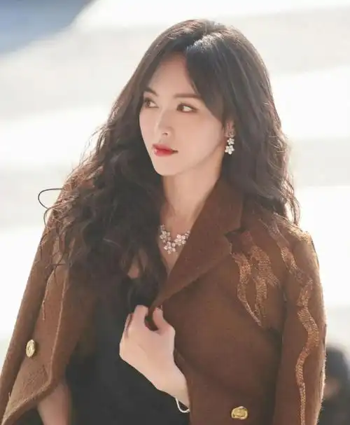 唐嫣的这组下班照片不仅展现了她的美丽和时尚品味,更传递出一种积极